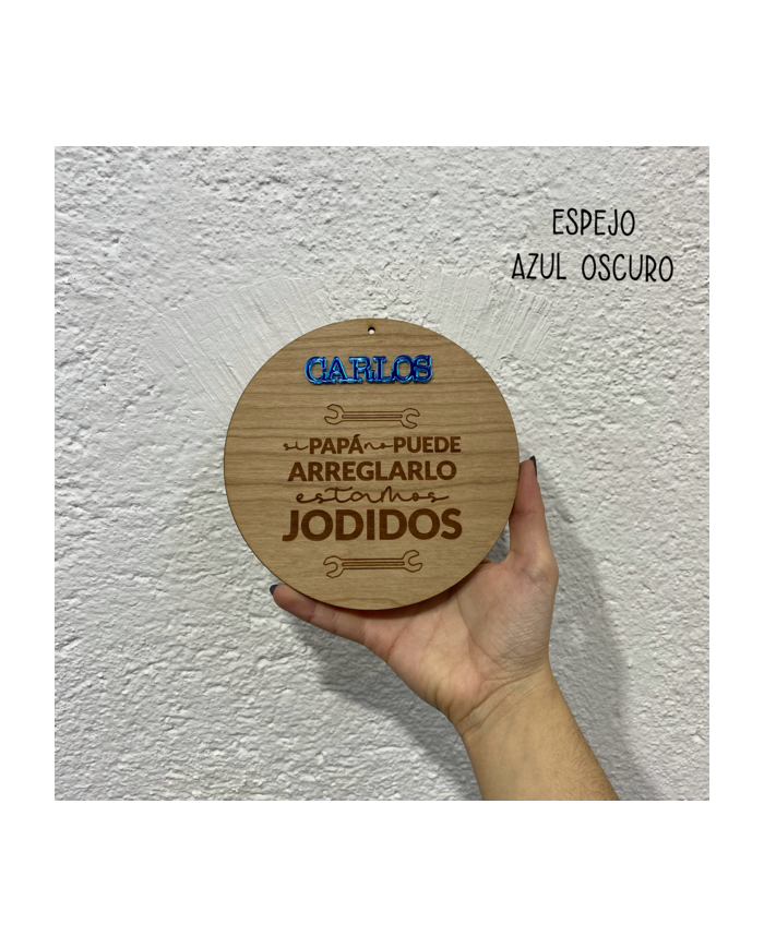 Cartel de Madera del Día del Padre "Si papá no puede arreglarlo estamos jodidos" Grabado y con Nombre en Metacrilato Cartel de Madera del Día del Padre "Si papá no puede arreglarlo estamos jodidos" Grabado y con Nombre en Metacrilato