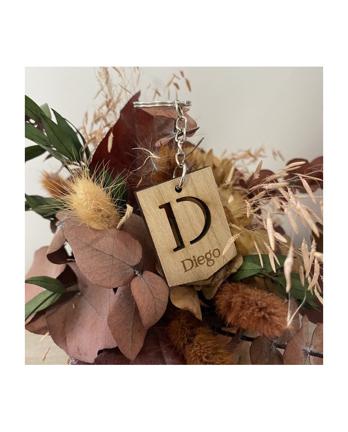 Llavero Etiqueta Pequeño con Inicial Calada y Nombre Grabado en Madera