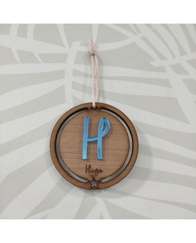 Bola de Navidad Calada con Nombre Grabado e Inicial en Metacrilato