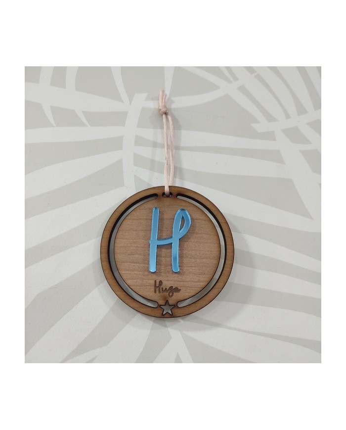 Bola de Navidad Calada con Nombre Grabado e Inicial en Metacrilato