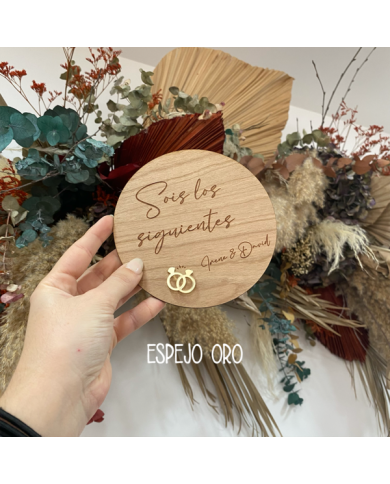 Placa de Madera Grabada Sois Los Siguientes con Anillos en Metacrilato Placa de Madera Grabada Sois Los Siguientes con Anillos en Metacrilato