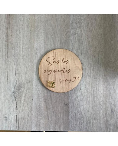 Placa de Madera Grabada Sois Los Siguientes con Anillos en Metacrilato Placa de Madera Grabada Sois Los Siguientes con Anillos en Metacrilato