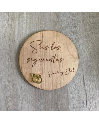 Placa de Madera Grabada Sois Los Siguientes con Anillos en Metacrilato Placa de Madera Grabada Sois Los Siguientes con Anillos en Metacrilato