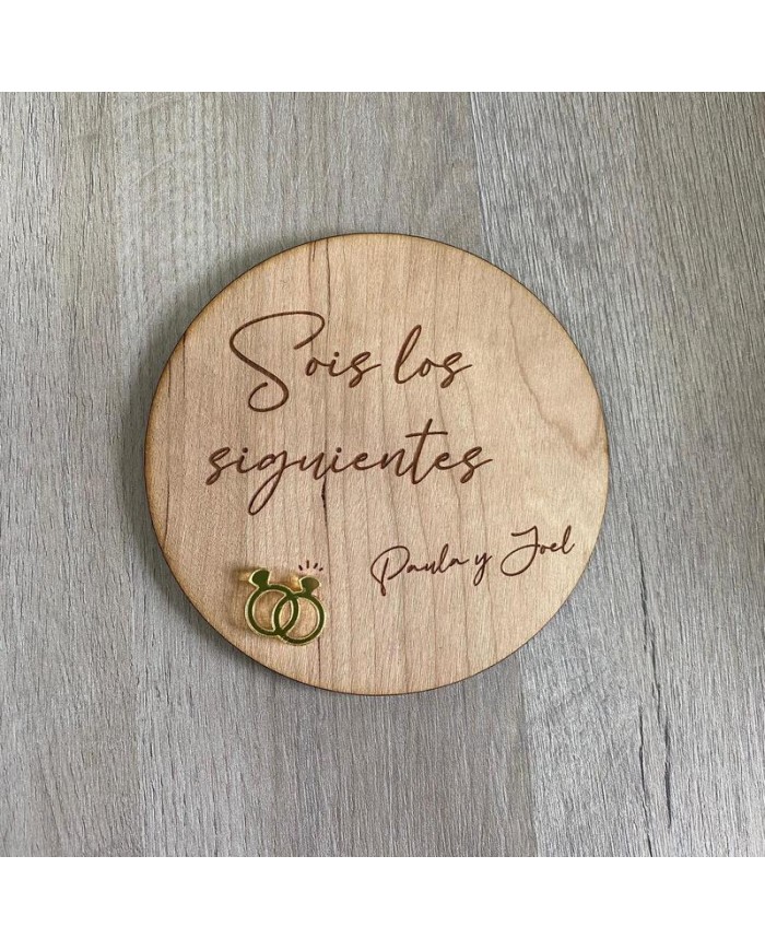 Placa de Madera Grabada Sois Los Siguientes con Anillos en Metacrilato