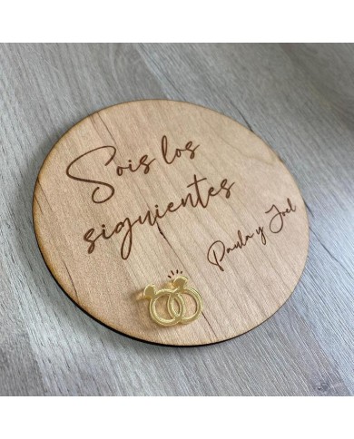 Placa de Madera Grabada Sois Los Siguientes con Anillos en Metacrilato Placa de Madera Grabada Sois Los Siguientes con Anillos en Metacrilato