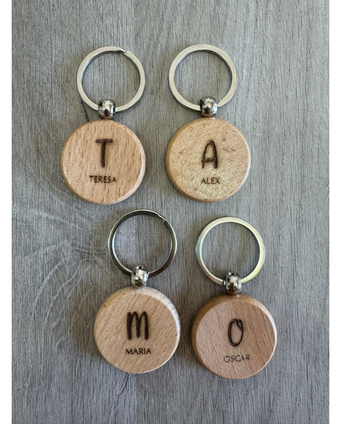 Llavero circulo en madera natural inicial y nombre