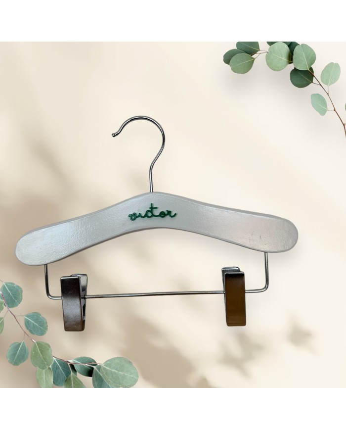 Percha infantil con pinza y nombre en metacrilato