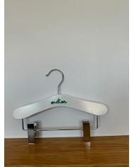Percha infantil con pinza y nombre en metacrilato