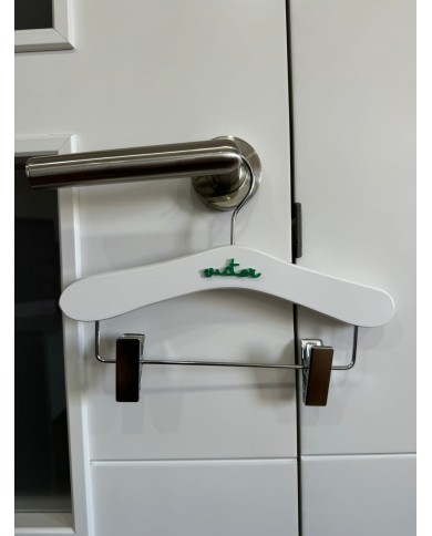 Percha infantil con pinza y nombre en metacrilato