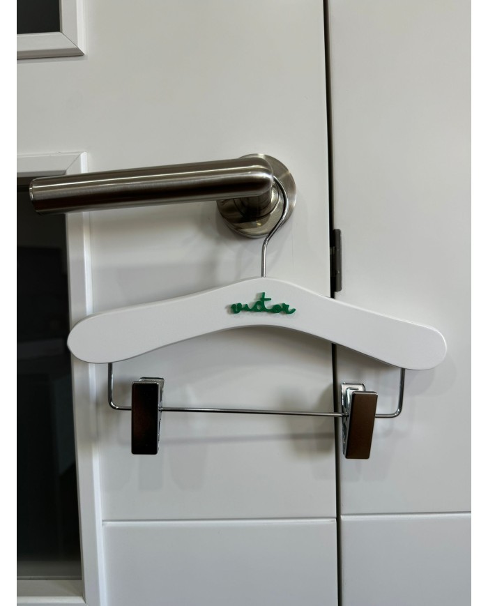 Percha infantil con pinza y nombre en metacrilato