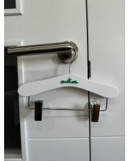 Percha infantil con pinza y nombre en metacrilato