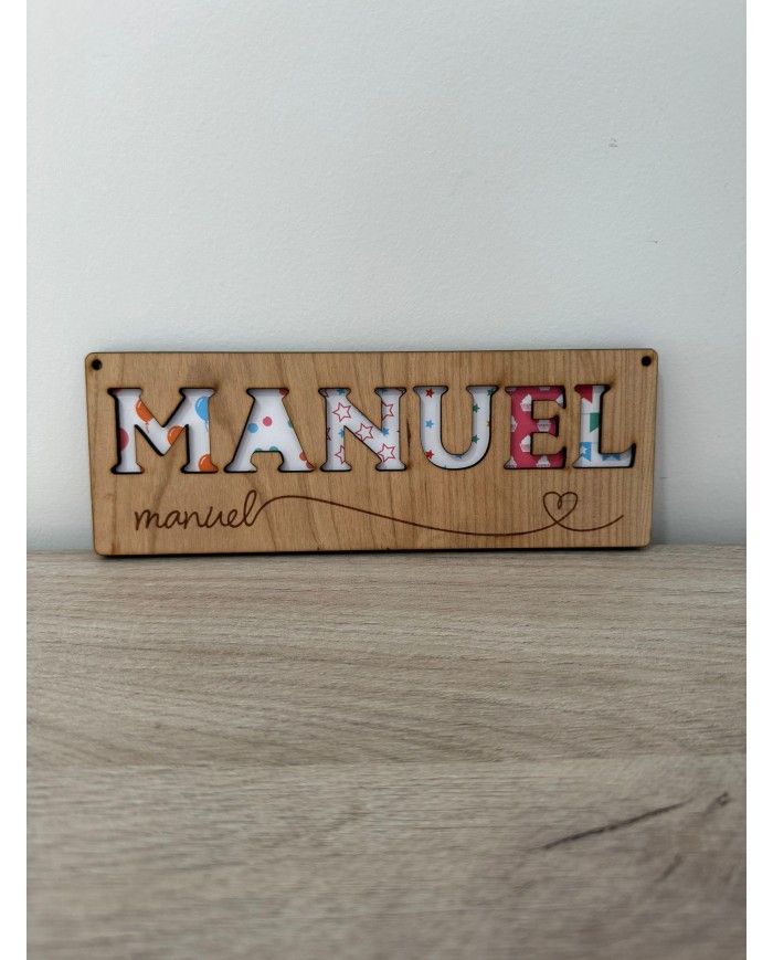 Cartel con nombre y letras troqueladas.