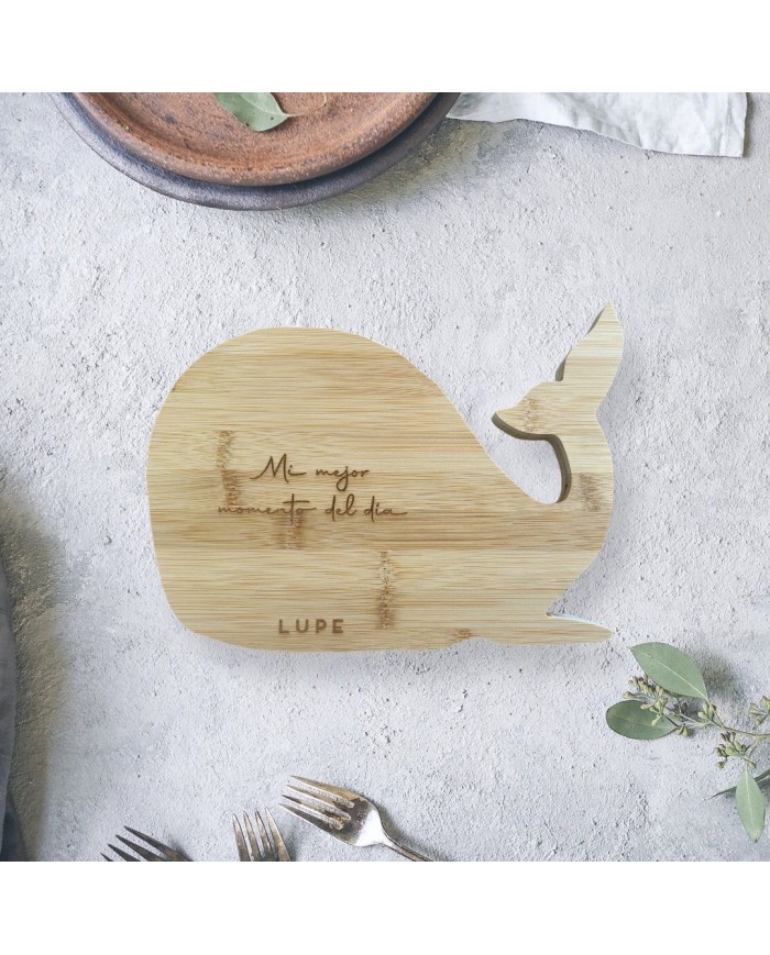 TABLA COCINA BALLENA CON FRASE “MI MEJOR MOMENTO DEL DÍA” Y NOMBRE