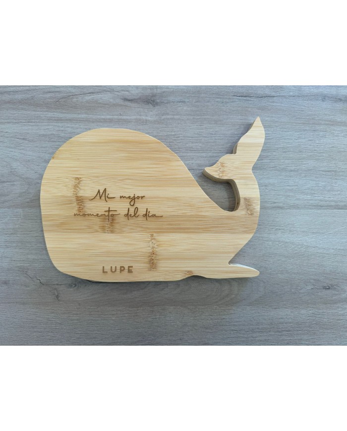 TABLA COCINA BALLENA CON FRASE “MI MEJOR MOMENTO DEL DÍA” Y NOMBRE
