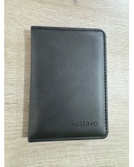 CAJA 2 COPAS DE VINO GRABADAS Y SACACORCHOS. CAJA CON NOMBRE Y APELLIDO GRABADO