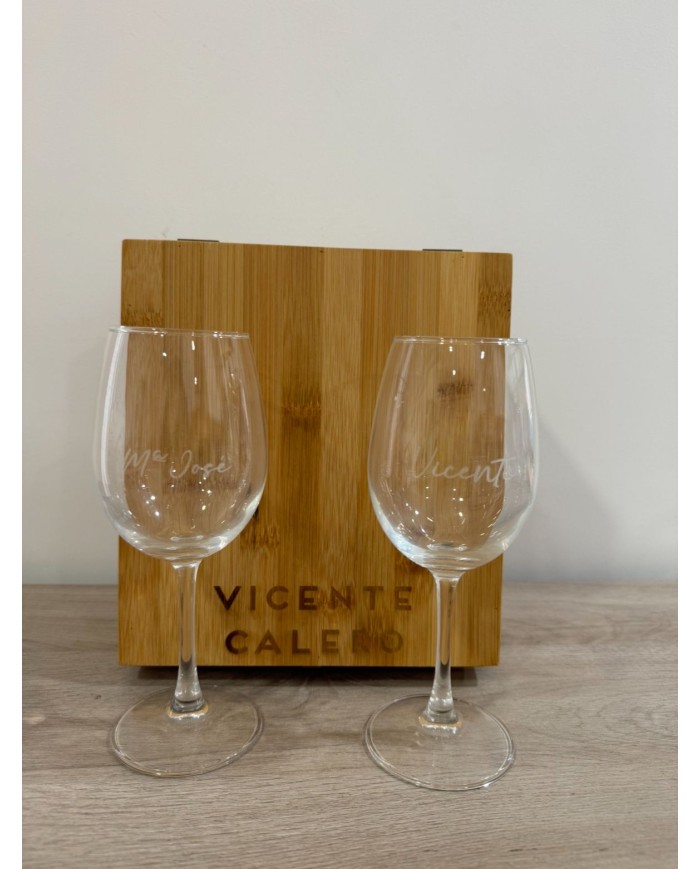 CAJA 2 COPAS DE VINO GRABADAS Y SACACORCHOS. CAJA CON NOMBRE Y APELLIDO GRABADO