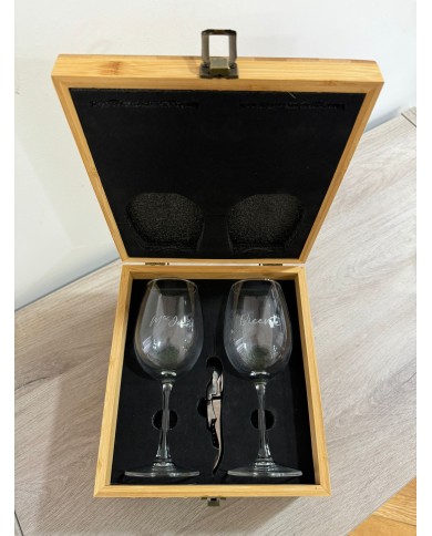 CAJA 2 COPAS DE VINO GRABADAS Y SACACORCHOS. CAJA CON NOMBRE Y APELLIDO GRABADO CAJA 2 COPAS DE VINO GRABADAS Y SACACORCHOS. CAJA CON NOMBRE Y APELLIDO GRABADO