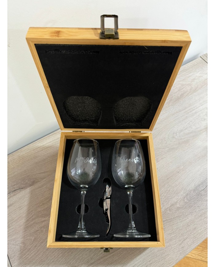 CAJA 2 COPAS DE VINO GRABADAS Y SACACORCHOS. CAJA CON NOMBRE Y APELLIDO GRABADO