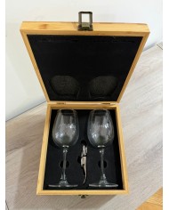 CAJA 2 COPAS DE VINO GRABADAS Y SACACORCHOS. CAJA CON NOMBRE Y APELLIDO GRABADO