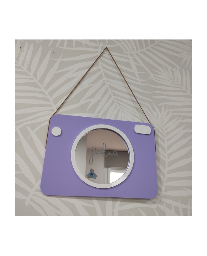 Espejo con forma de cámara con nombre grabado