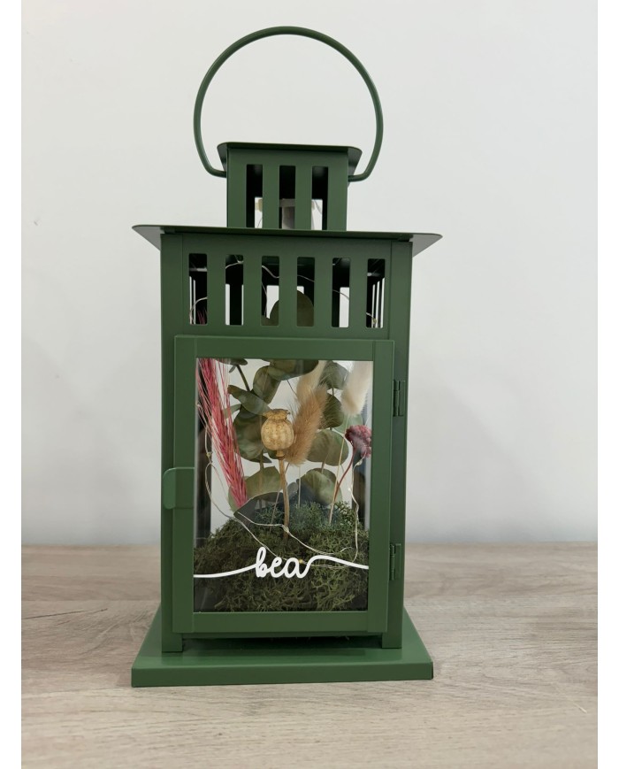 FAROLILLO CON NOMBRE CON FLORES PRESERVADAS Y TIRA DE LED