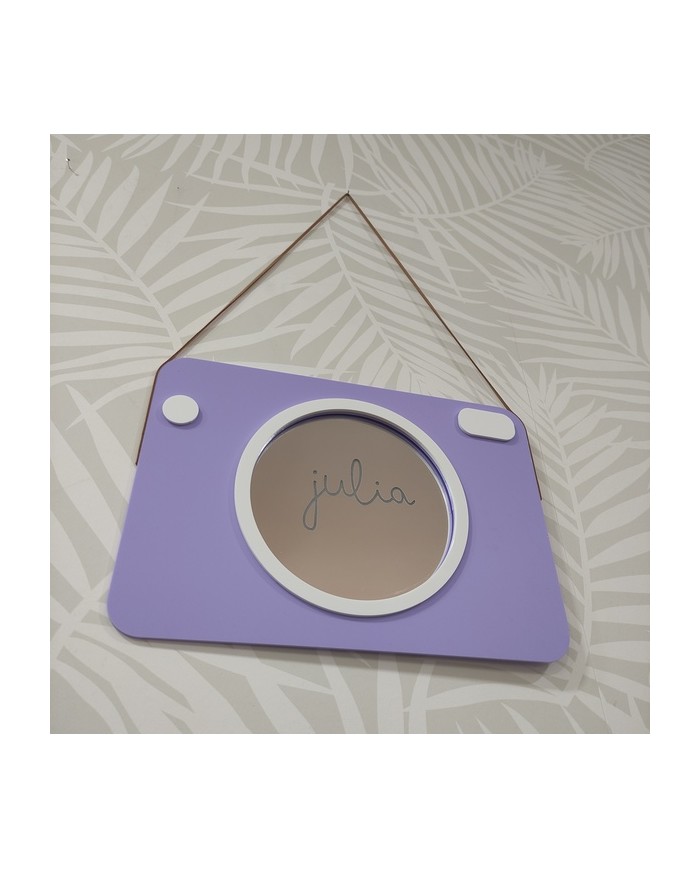 Espejo con forma de cámara con nombre grabado