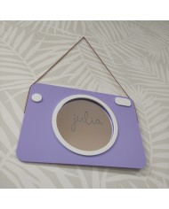 Espejo con forma de cámara con nombre grabado