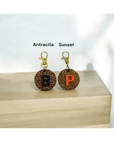 LLAVERO LEOPARDO CON INICIAL Y MOSQUETON DORADO