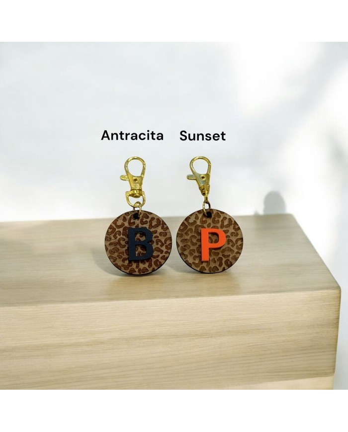 LLAVERO LEOPARDO CON INICIAL Y MOSQUETON DORADO