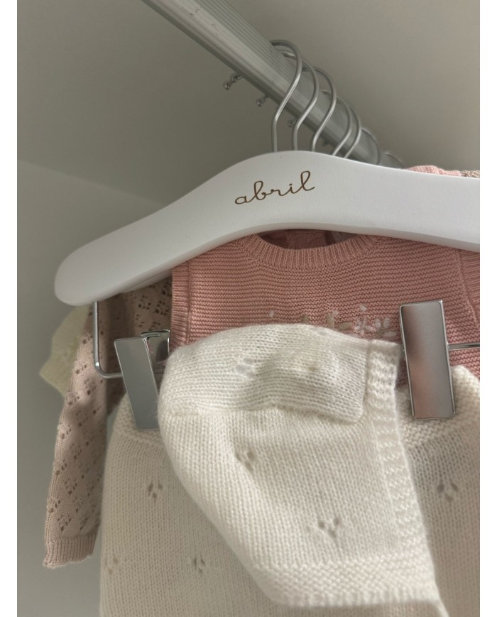 Percha infantil con pinza con nombre grabado