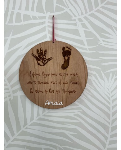 PLACA CARTEL DIA DE LA MADRE CON HUELLA DE MANO Y PIE DEL BEBÉ CON NOMBRE