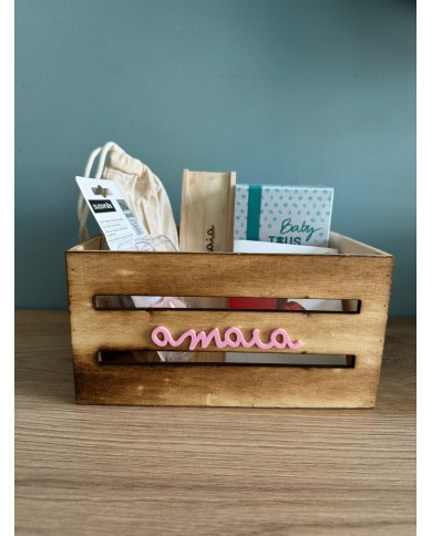 Caja madera pequeña con nombre en metacrilato