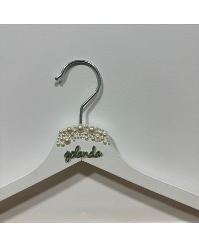 Percha con Perlas en color blanco, y nombre en metacrilato