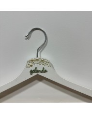 Percha con Perlas en color blanco, y nombre en metacrilato