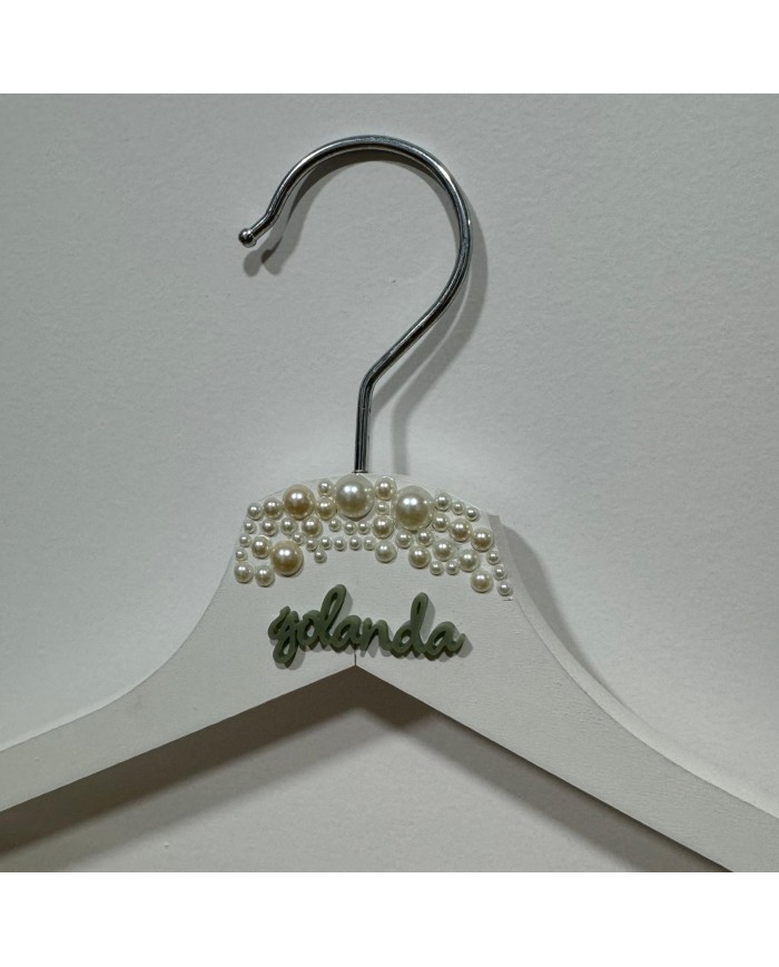 Percha con Perlas en color blanco, y nombre en metacrilato