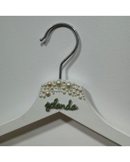 Percha con Perlas en color blanco, y nombre en metacrilato