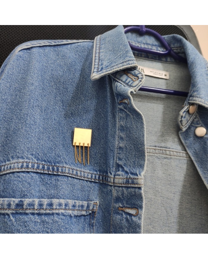 Pin Cuadrado con Cadenas