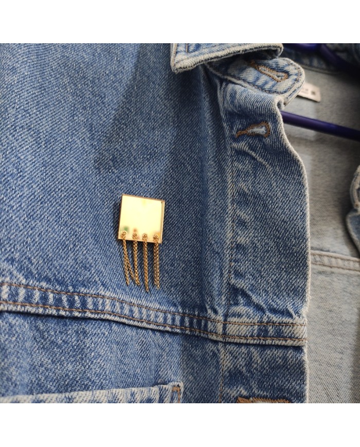 Pin Cuadrado con Cadenas