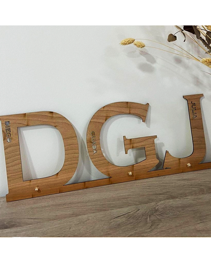 Cuelgallaves Familiar con Tres Iniciales y Tres Nombres