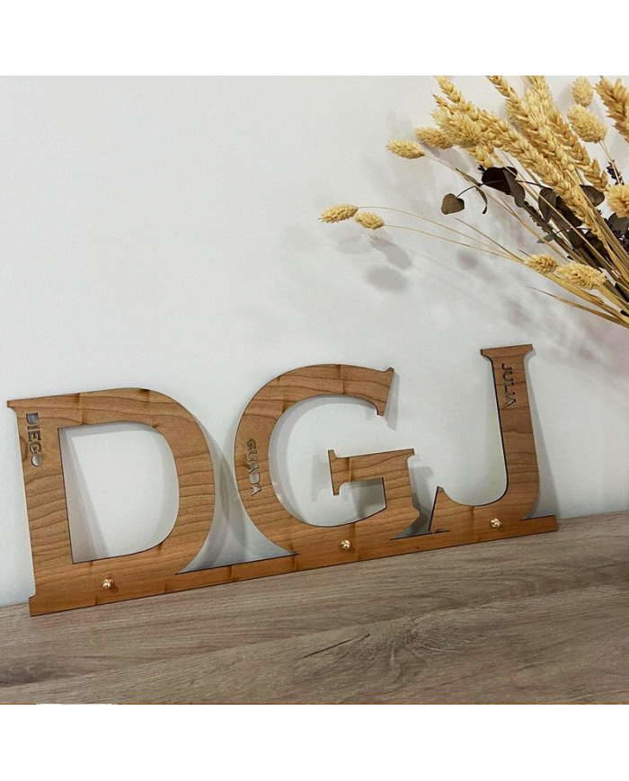 Cuelgallaves Familiar con Tres Iniciales y Tres Nombres